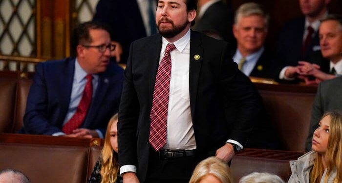 El representante republicano de Arizona, Eli Crane, un legislador novato que se opuso a Kevin McCarthy como orador, dice que «podría terminar en el armario de las escobas» por su voto.