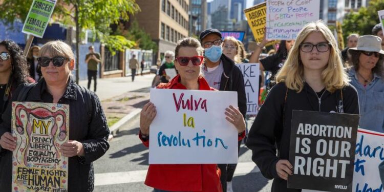 Biden anuncia medidas para facilitar medicamentos y protección a las solicitantes de aborto