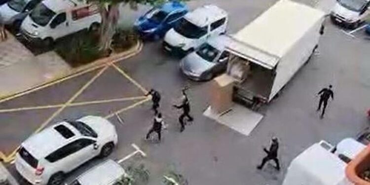 Detenido en Fuengirola por dañar siete vehículos con dos palos y agredir a un policía nacional