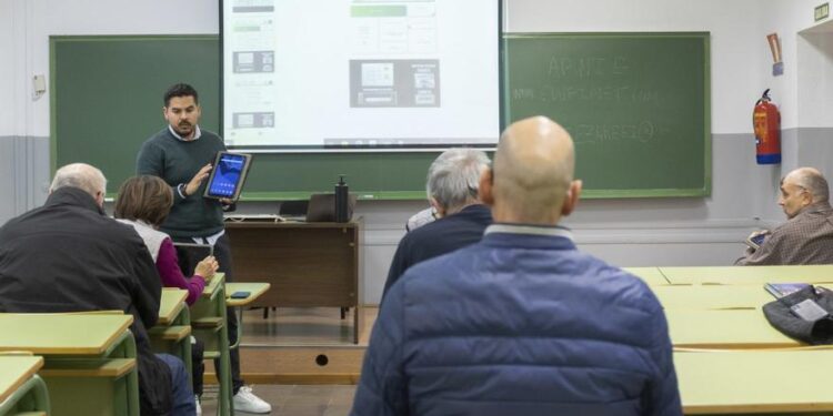 El Proyecto Edufinet de Unicaja y la Universidad de Málaga acercan la educación financiera a los mayores