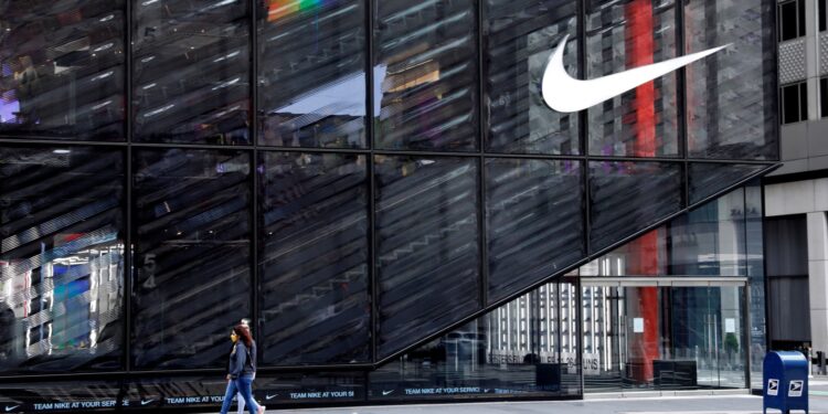 El trimestre de vacaciones de Nike supera las expectativas, pero los inventarios pesan sobre los márgenes
