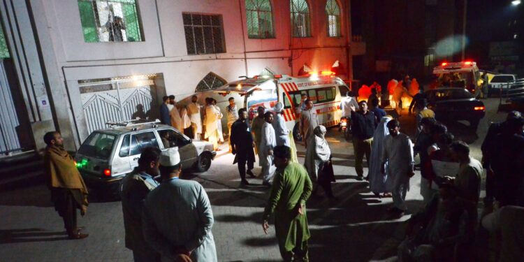 Al menos nueve muertos y 44 heridos en Pakistán tras terremoto